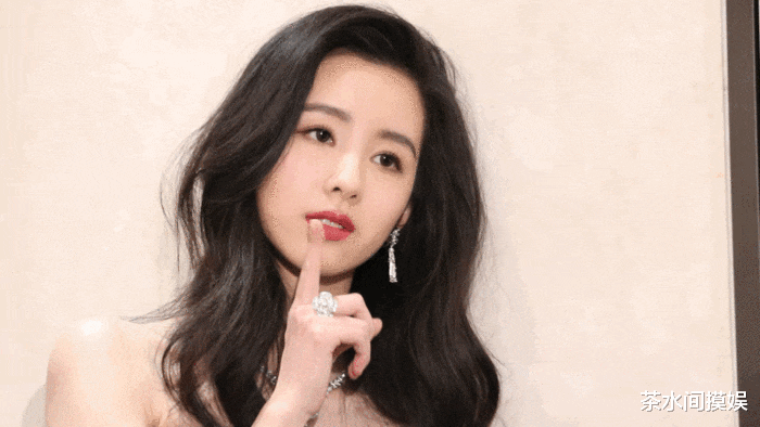 周冬雨|寡淡脸一遇港风就惊艳？周冬雨霸总，毛晓彤惊艳，鞠婧祎改头换面