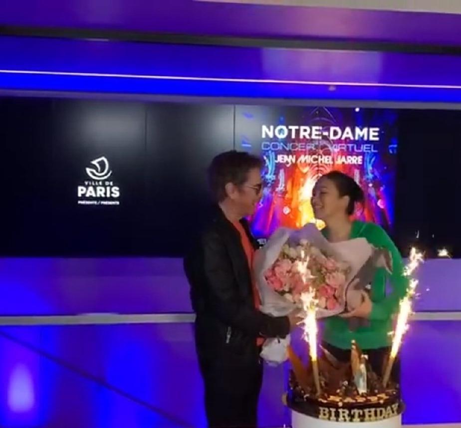 巩俐|巩俐和老公逛街，穿皮草踩毛绒靴太土气，大17岁老公更显年轻