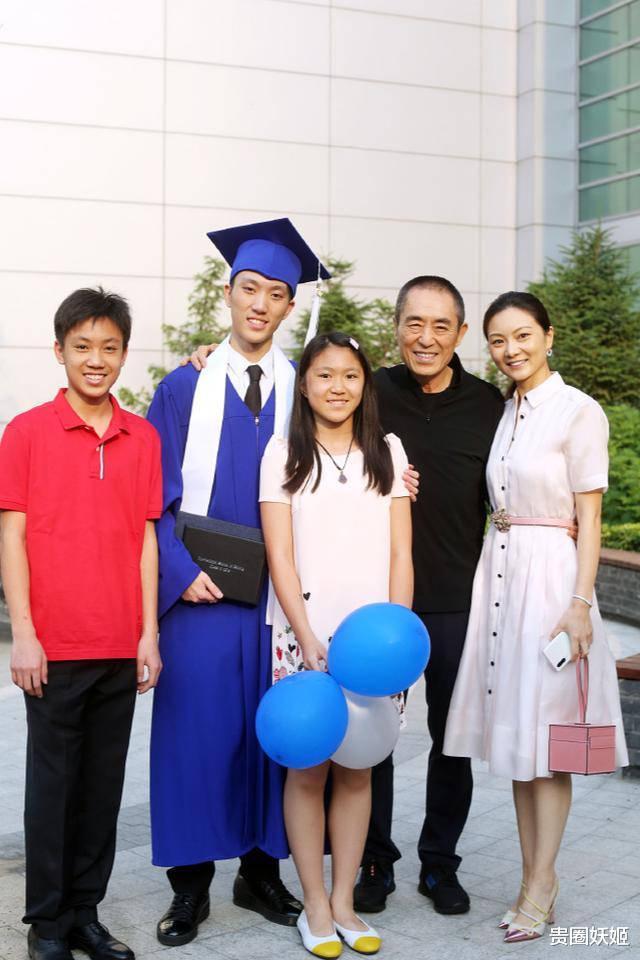 张艺谋|张艺谋小儿子18岁近照,已长成阳光帅气大男孩,与妈妈同框像姐弟