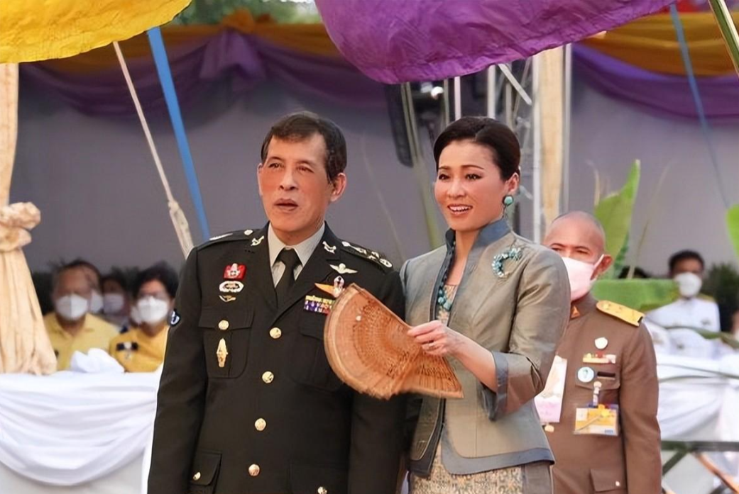 绿松石|苏提达又佩戴绿松石耳坠，配套项链没戴贵气全无，还是贵妃更惹眼