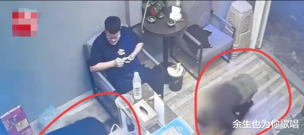 小伙开店遇乞讨磕头 老板用魔法打败魔法,网友称深得慕容氏真传