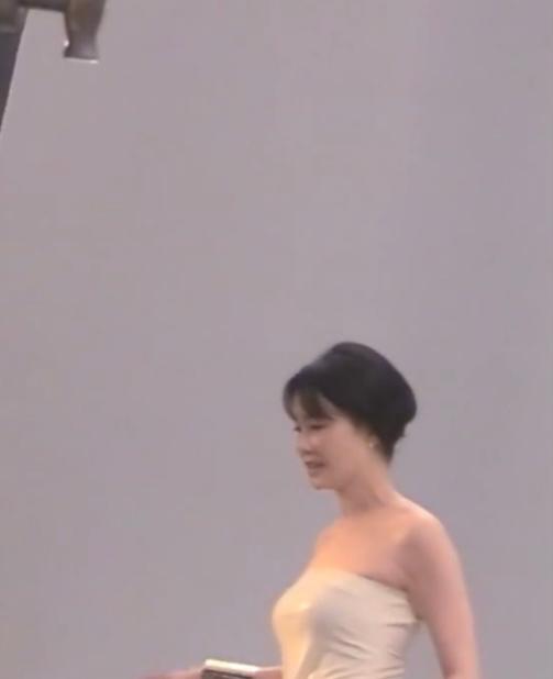 王菲|52岁王菲罕见露面，脸额凹陷法令纹重，天后老了？