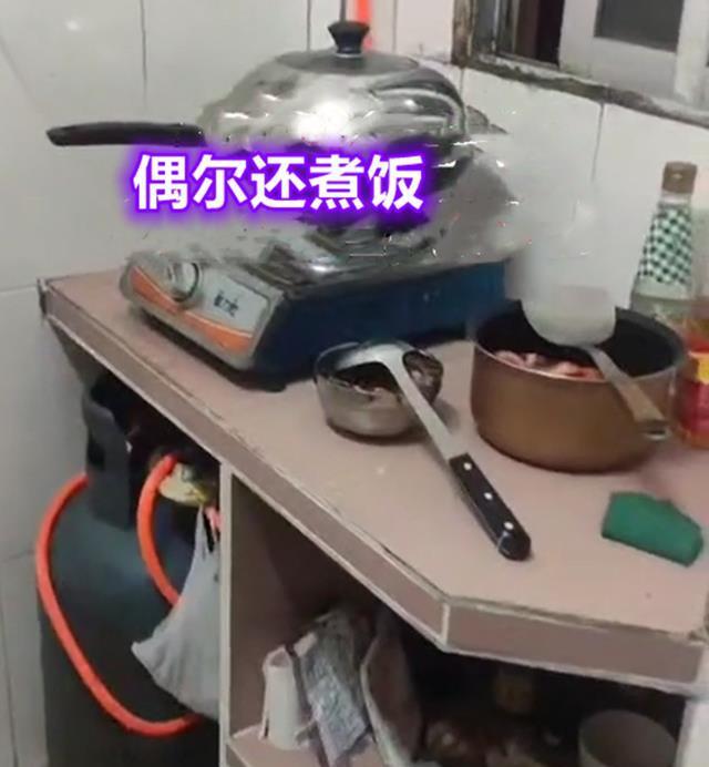 广州小伙“收留”女网友,两人同吃同睡,小伙称:我们之间很纯洁