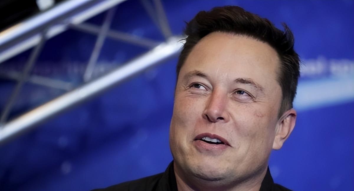 拜登发表全国讲话,闹出大笑话,马斯克嘲讽,真正的总统是提词器