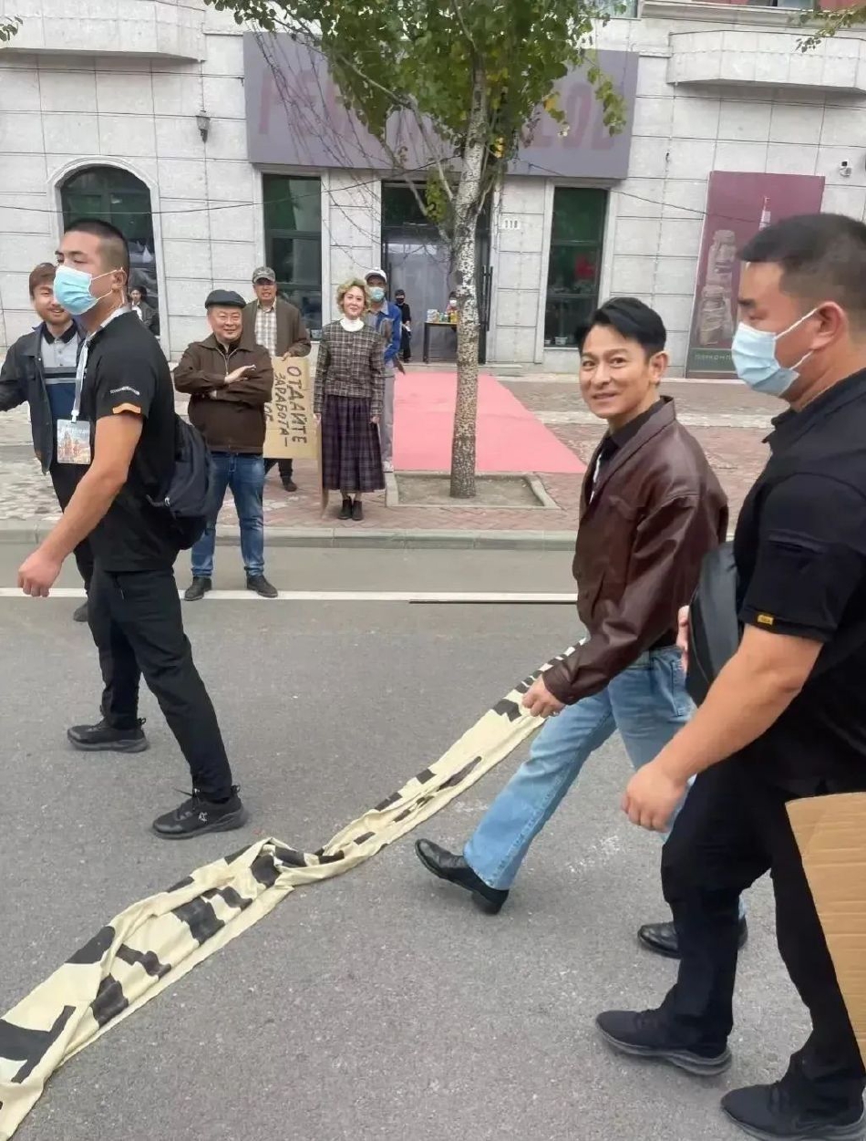 刘德华|刘德华在哈尔滨拍戏被偶遇，路人质疑他身高不到一米五