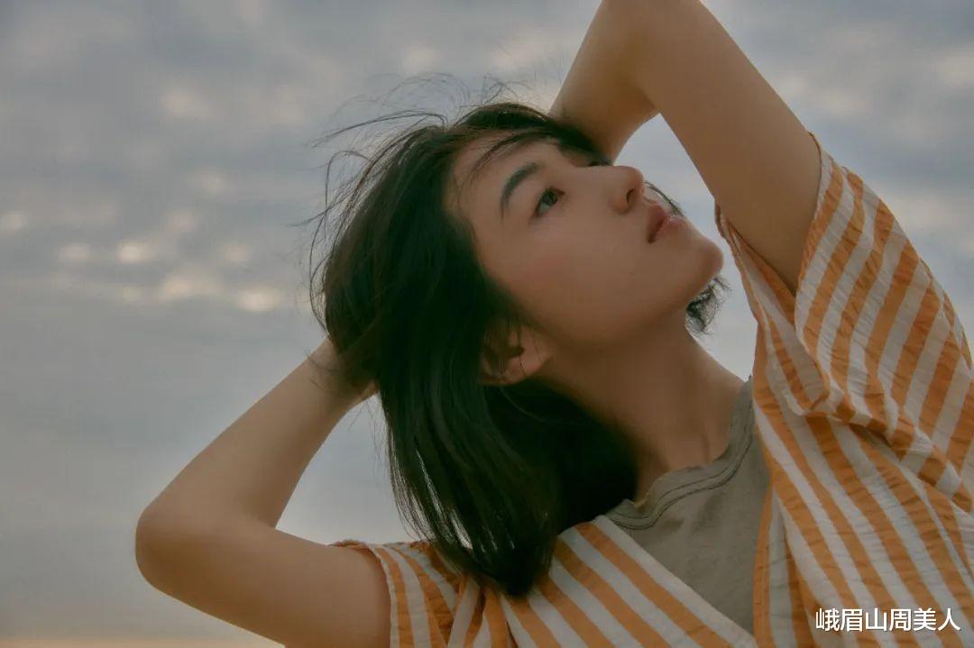 发型 今年火了一种发型叫“过耳不过肩”，洋气减龄又显脸小，还很耐看