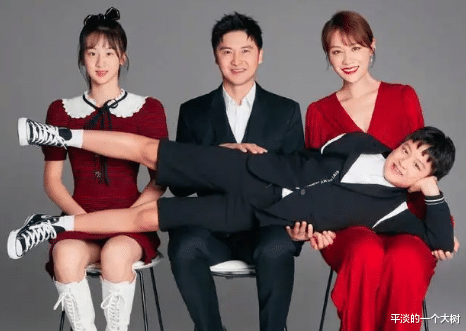 田亮|田亮晒全家福,一家人温馨和睦,网友:一家人同用一张脸