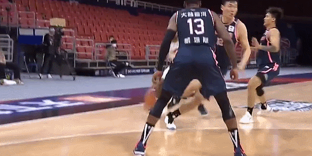 里弗斯|哭了！狂输48板！一场伤2人！广东宏远真要玩完