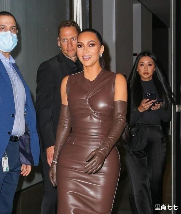 金·卡戴珊|仿“木乃伊”？金卡戴珊太用力，全身绑胶行动受阻还不能吃喝