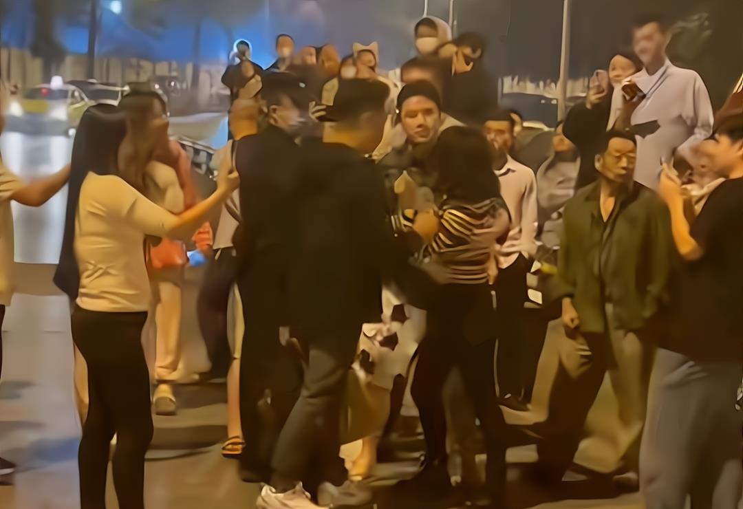 被打惨了,重庆3女1男酒后挑衅整个小区,被整个小区的人围着打