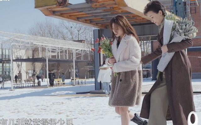 殷桃|42岁殷桃针织裙露着大白腿走在雪地上，曾12天练出超标准马甲线！