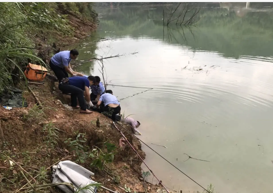 湖南益阳,男子摸黑到水库去钓鱼,准备离开时撞见巡查人员,于是赶忙逃跑