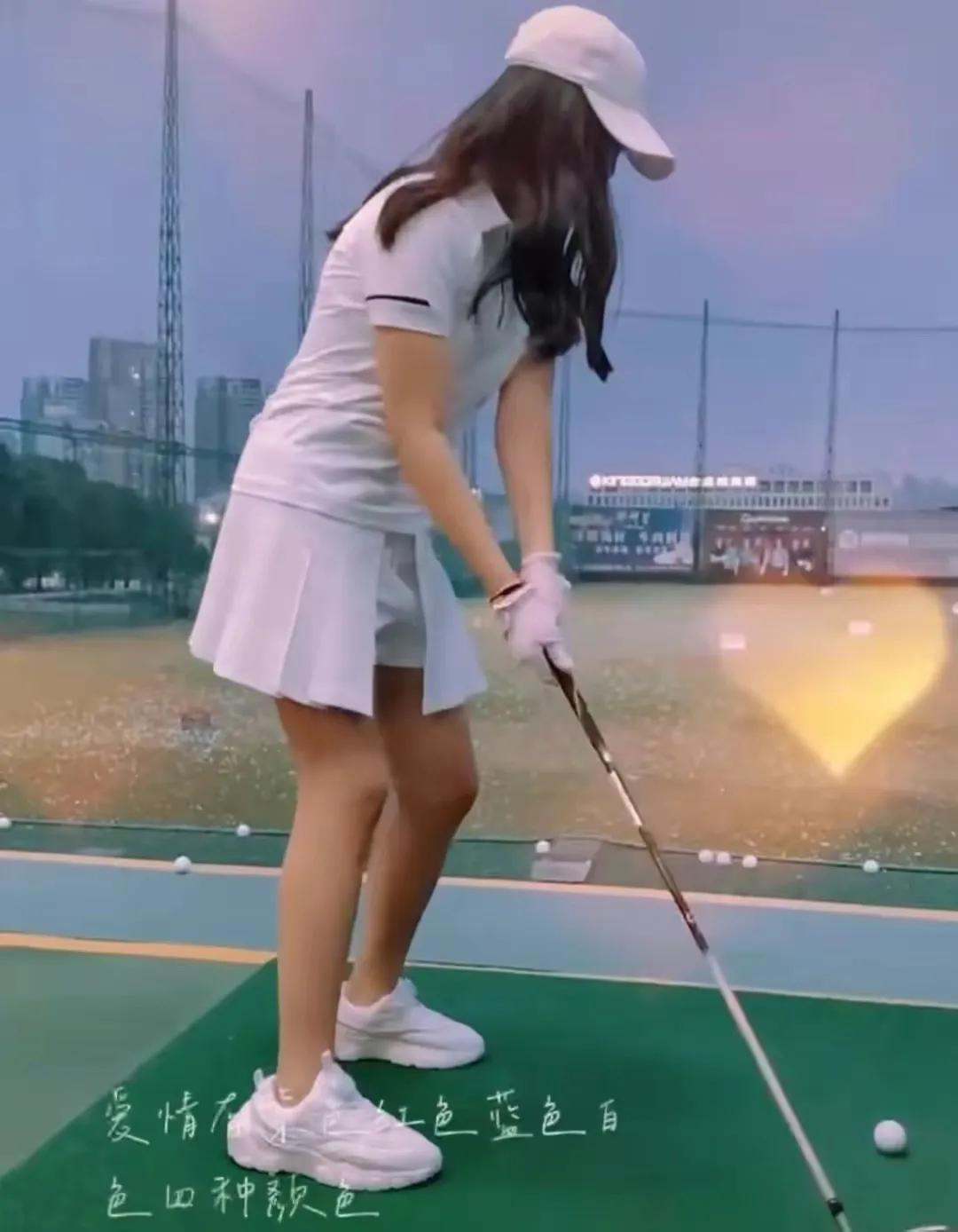 秋瓷炫穿超短裙打高尔夫！腿太细腰却真粗，不忘表白于晓光好辛苦