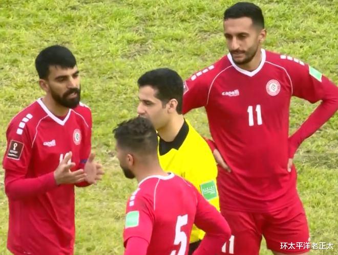 国足|0-3！亚洲第15恐遭FIFA重罚，球迷投掷杂物被清场，国足苦主首胜
