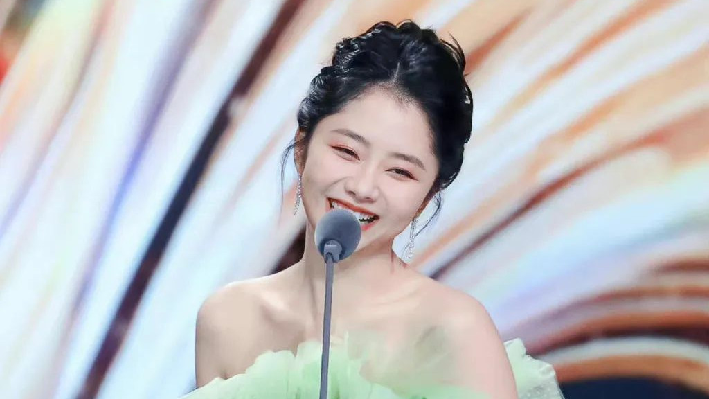 谭松韵|天啊，32岁的谭松韵穿的像18岁，这状态也太美了！