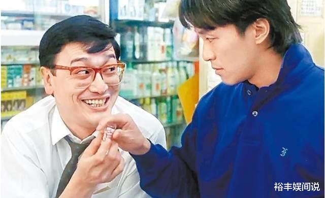 |72岁曹查理现身深圳！身形高大头发稀疏，与美女聊天越来越和善