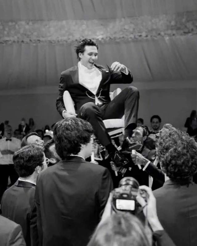 小贝|大布婚礼内场照曝光!与新人合影,恩爱小贝夫妇竟被富豪亲家抢镜