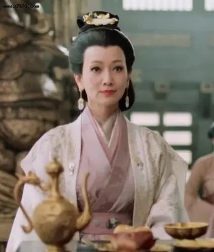 孙燕姿|赵雅芝拍视频,竟被儿子警告不许做家务,表情得瑟温馨有爱