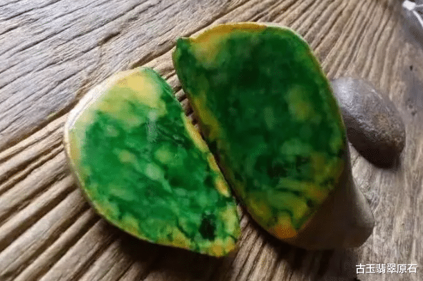 翡翠|美女一口价拿下的翡翠原石,一刀就切出黄加绿翡翠,令大伙羡慕不已!