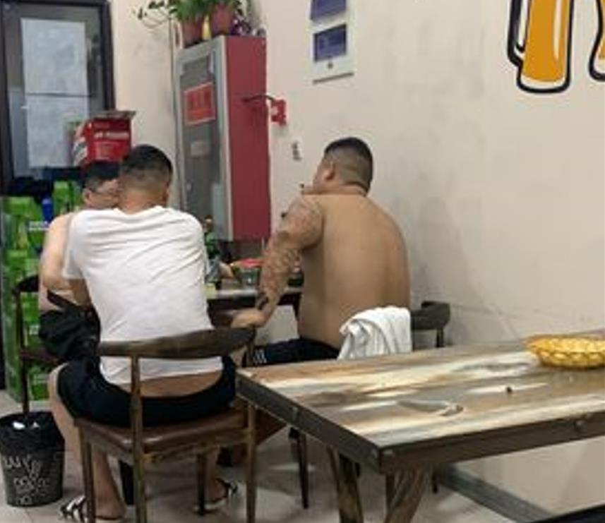 19年重庆男子撞人后自首,警察在出租屋发现上百万,背后有何秘密