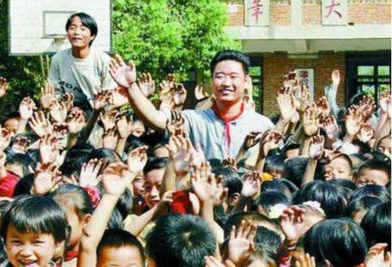 海清|明星资助贫困学生太心酸，有的资助十年被诬告，有的夺夫上位！