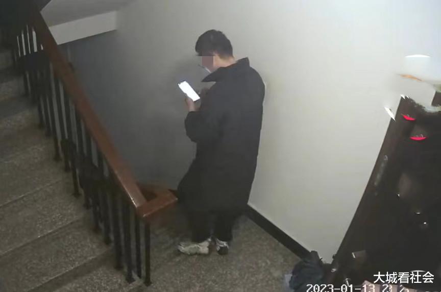 浙江一男子让快递送上门,快递员手机拍照签收,他觉得隐私被侵犯