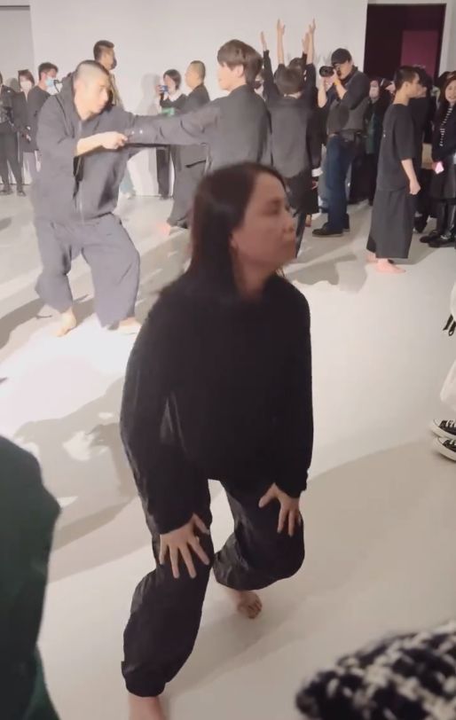 sm|哇唧唧哇成立五周年,龙丹妮光脚热舞放飞自我,现场画风太诡异