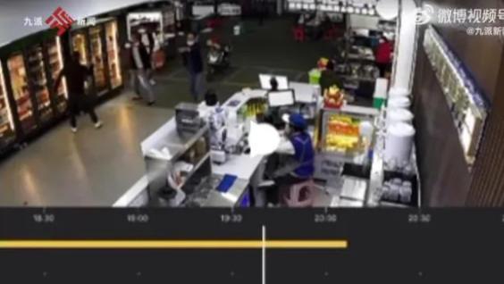 多名男子持械打砸超市，知情人：店铺刚试营业几天，也不认识他们。