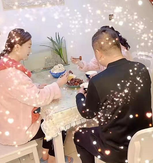 陈亚男|陈亚男化身美食博主，为父母做红烧肉，一家三口出镜画面很温馨