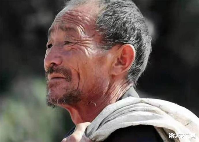 拾荒老汉攒下21万存款,却因儿子不孝,临终时藏进寿衣一同火化