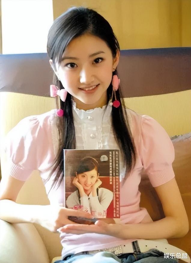 景甜|景甜晒520浪漫随拍笑容甜美 手捧鲜花气质十分出众，疑似好事将近