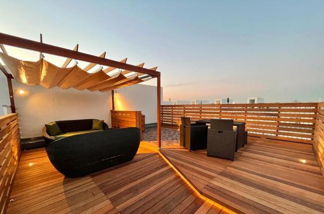 开发商送的露台，我不能让它荒废了，防腐木+地砖拼铺地面，好看