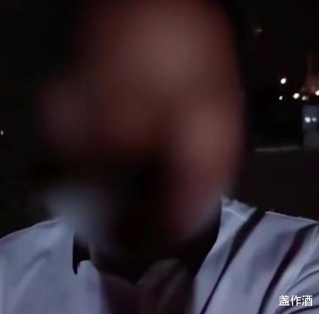 江苏连云港,男子为了直播效果强行搂抱散步女子