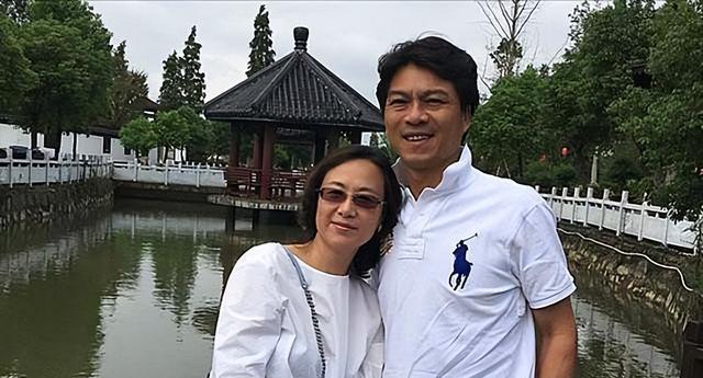 吴玉芳|25岁退役的广东乒乓男神，娶百花影后为妻，一家四口都颜值超高
