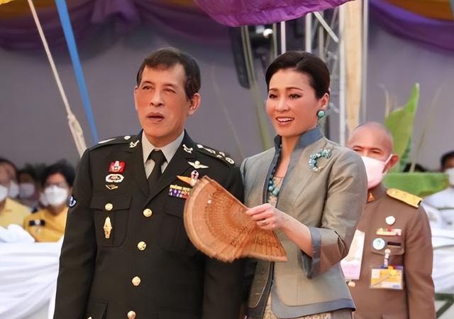 苏提达|苏提达“风情万种”摇折扇,凭借招牌动作出圈,花样点缀衬托优雅