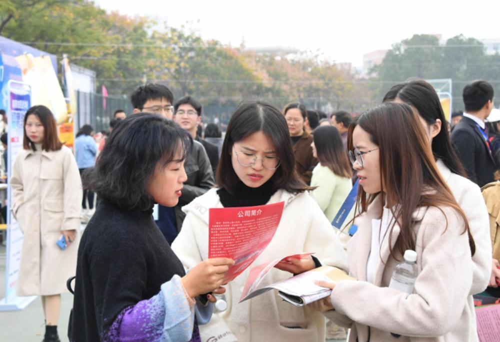 求职|中坚九校求职报告出炉，华为占有特殊地位，哪些方向更受欢迎？