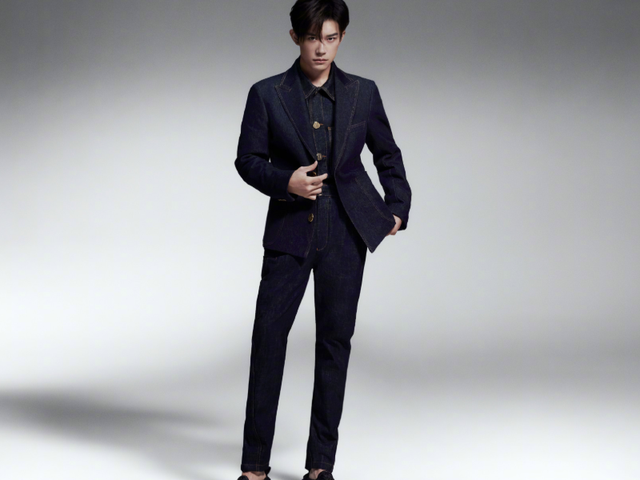 易烊千玺|被易烊千玺抱着的女孩长大了，五官精致古灵精怪，不愧是妹妹！