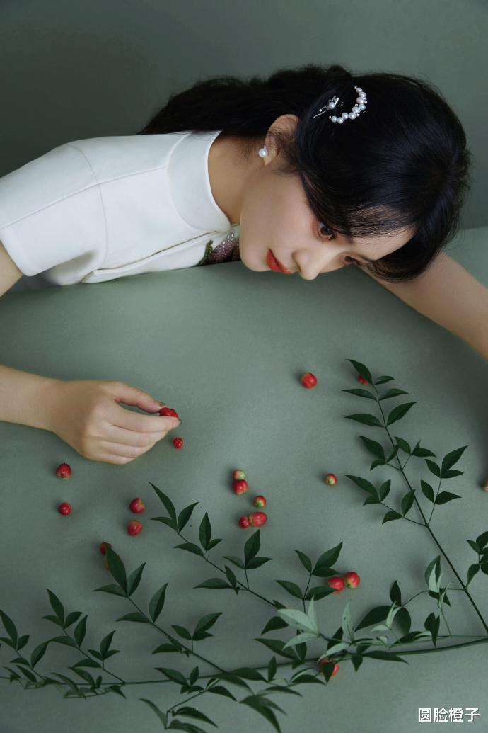 赵丽颖|赵丽颖穿旗袍上央视晚会,手拿鲜花笑容唯美,气质雅致而温婉