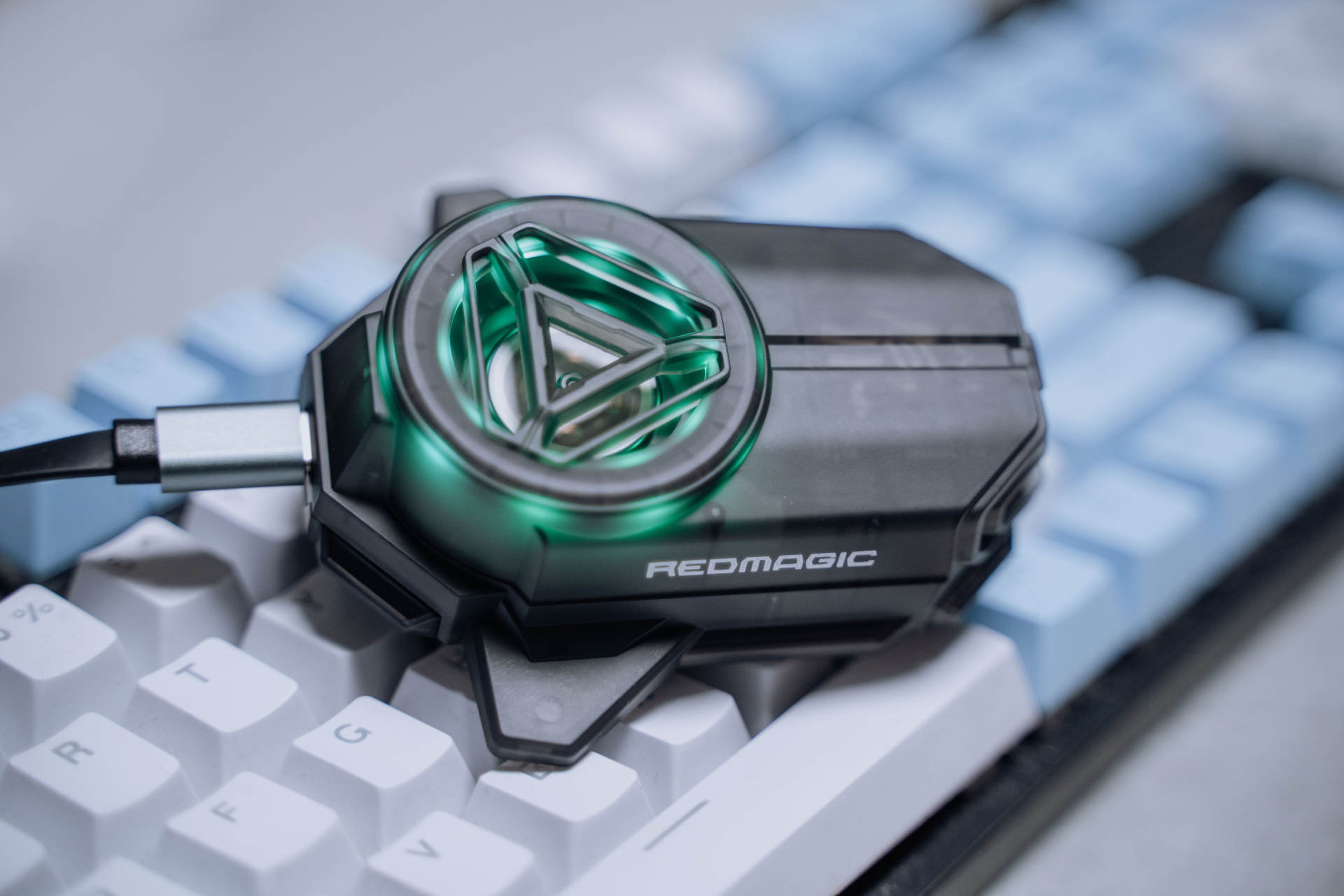 戴尔|骁龙8GN1救星,驯龙高手红魔涡轮散热背夹体验