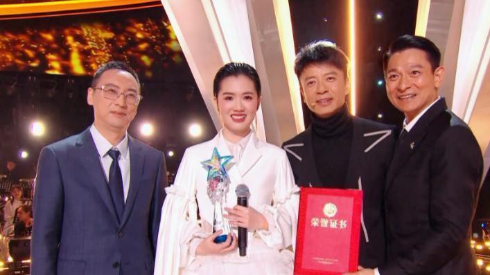 李玟|网曝《中国好声音》决赛安排失误致李玟摔倒：痛得坐地上唱，后台吵翻