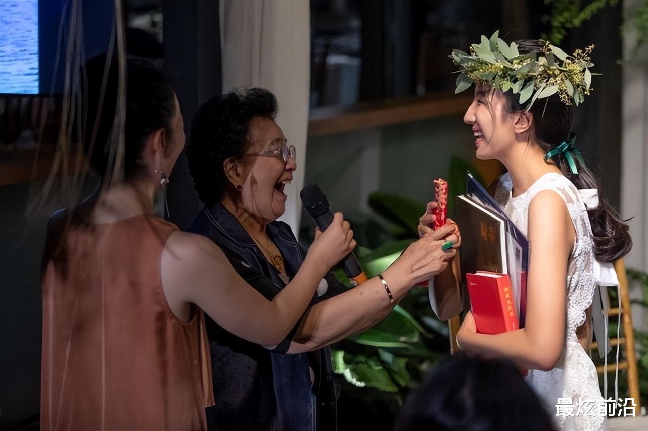 胡军的女儿越来越好看了,穿一袭白裙清新脱俗,身高快超过爸爸了