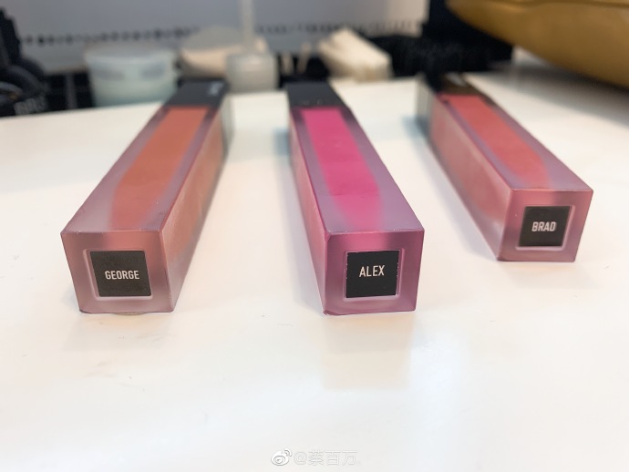 唇膏 5月必看美妆新品特搜：芭比布朗和TF的夏季眼影谁更讨欢心？