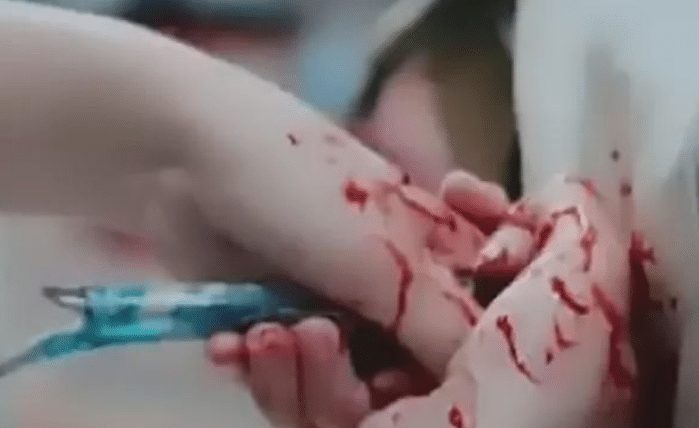 周冬雨|史上最“尴尬”的穿帮镜头,大妈演鬼子就算了,看到周冬雨:手在干啥!