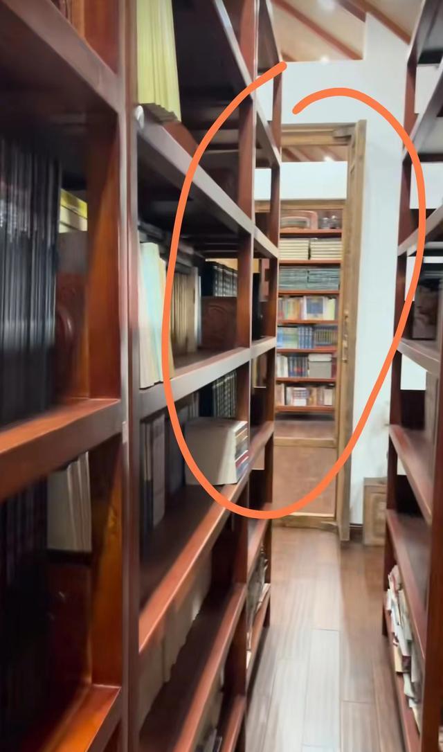 郭德纲|郭德纲录视频晒私人书房，藏书上万堪比图书馆，红木书架尽显奢侈