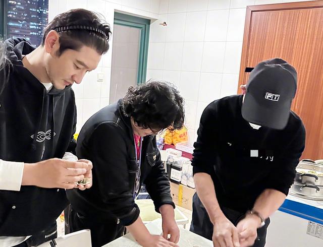 戒指|叶柯上位成功？黄晓明给姥姥拜年，无名指戴戒指，ab带娃娘家过年