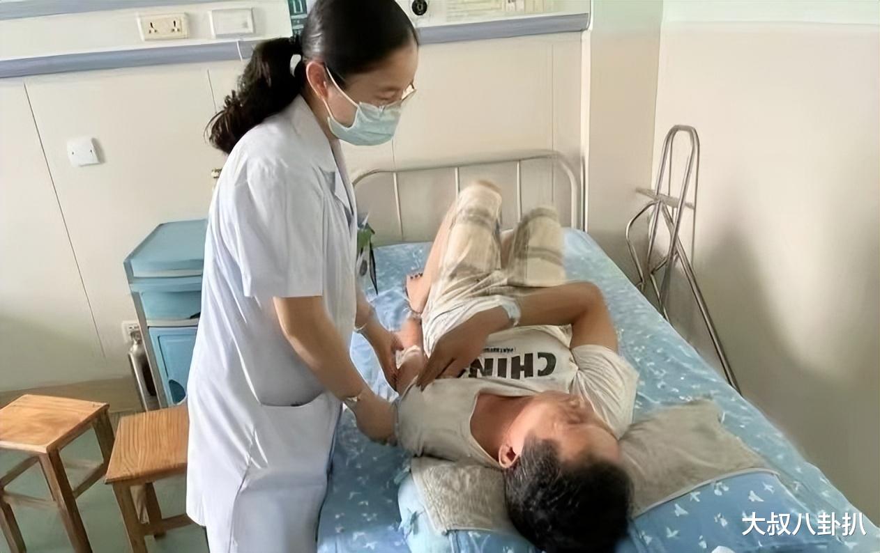 40岁男子高烧三天,医生下达“病危”通知,老专家脱他裤子的操作救了命