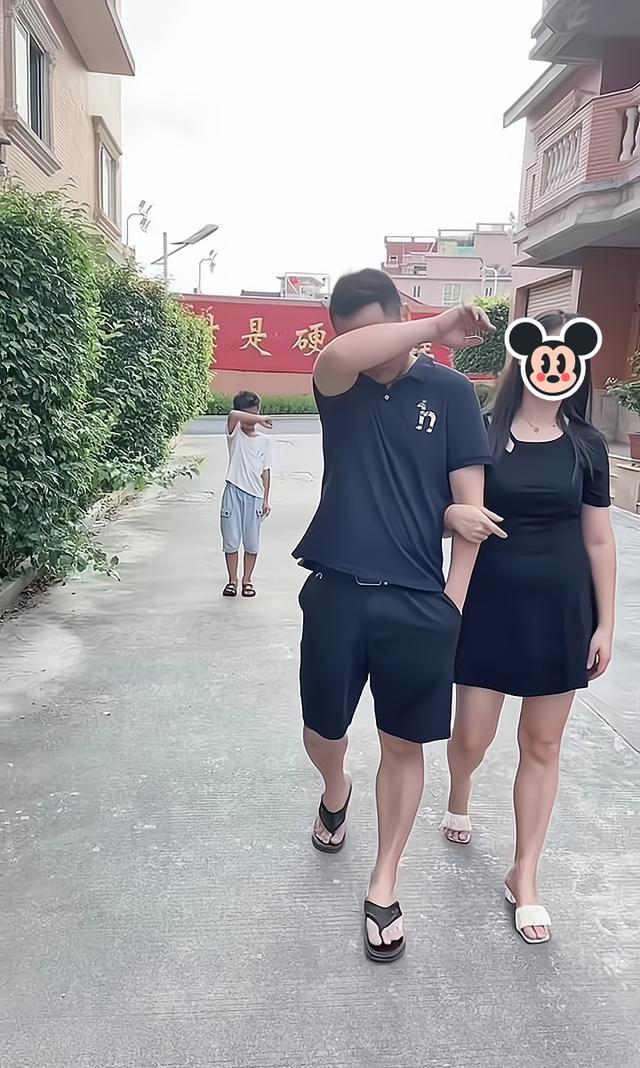 男子担心妻子不愉快,把钱扔到地上,让自己和前妻生的孩子捡
