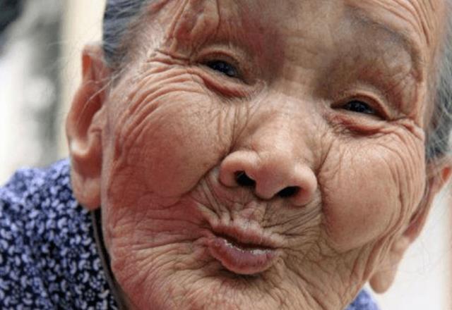 咳嗽|为啥老人身上总有一股味?建议:50岁后远离3个习惯,老了或没味