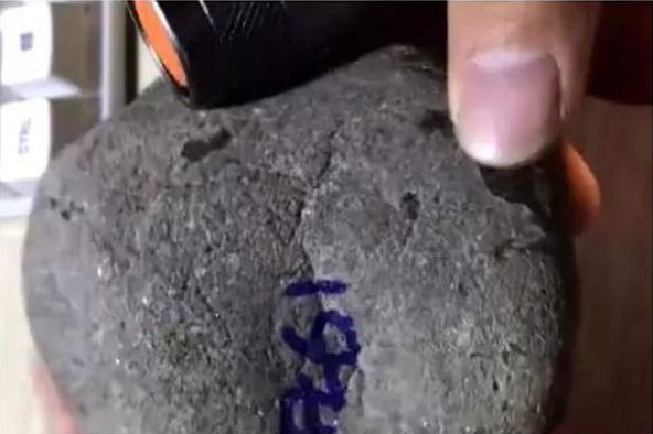 翡翠|650块的翡翠原石,一刀切出一片姹紫嫣红,价格瞬间翻百倍!