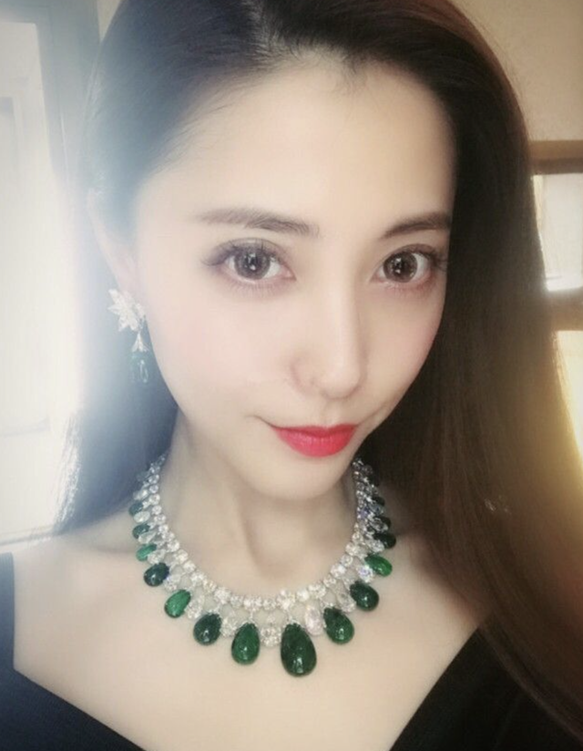 迪丽热巴|长着一张“大长脸”也好看的10位女星，个个明艳大气，满屏高级感